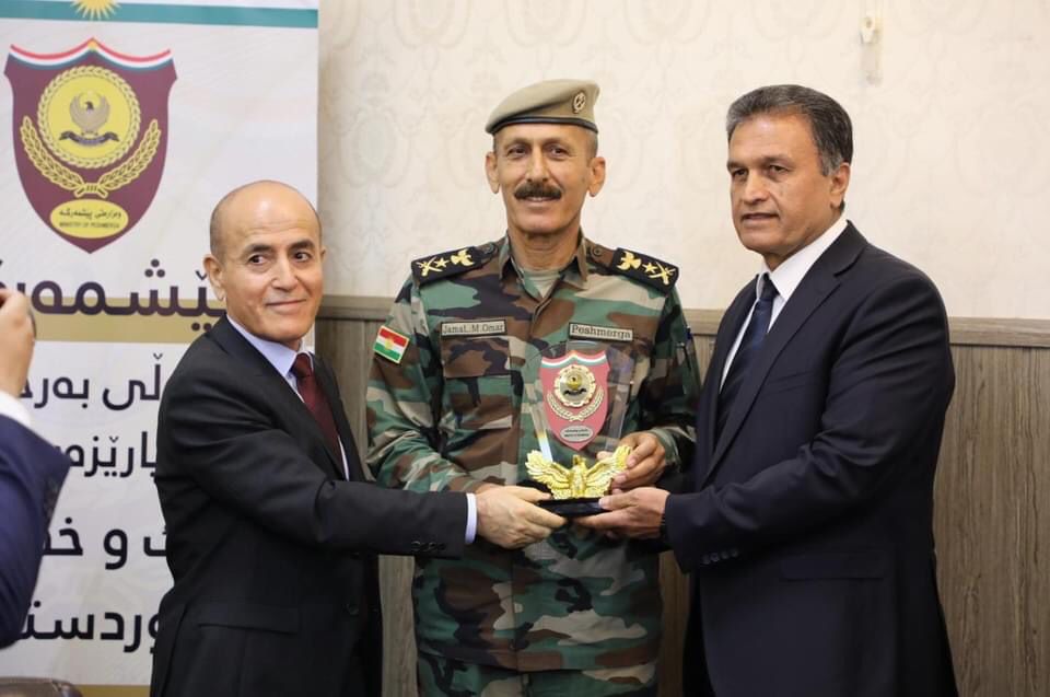 وه‌زیری پێشمه‌رگه‌ و بریكاری وه‌زاره‌تی پێشمه‌رگه‌  دیارییان پێشكه‌شی فه‌ریقی یه‌كه‌م جه‌مال محه‌مه‌د كرد